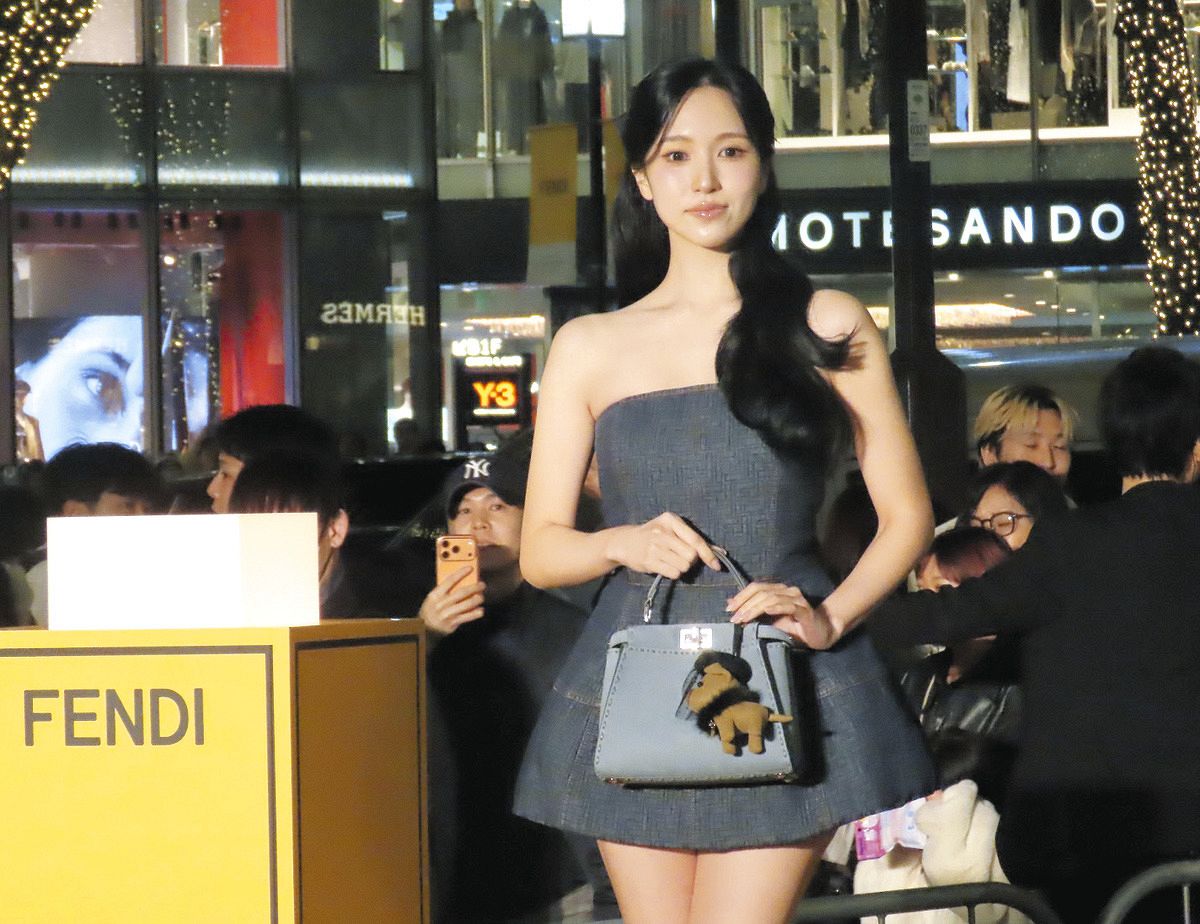 FENDIミニドレス TWICEのMINAが、肩出しミニドレスで表参道イルミネーション点灯式に