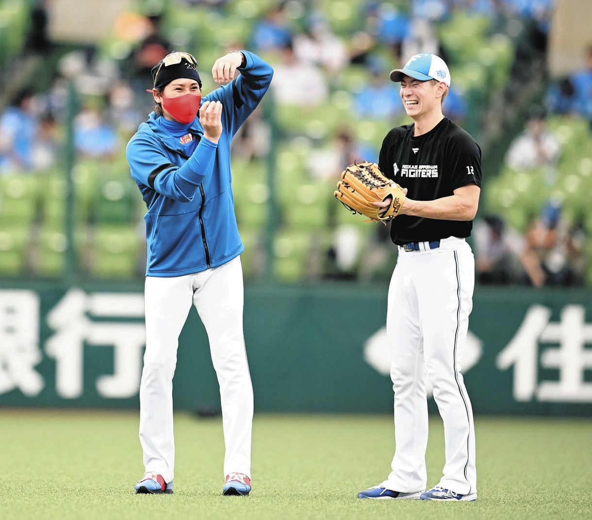 写真 談笑する日本ハム 新庄ビッグボスと松本剛 中日スポーツ 東京中日スポーツ