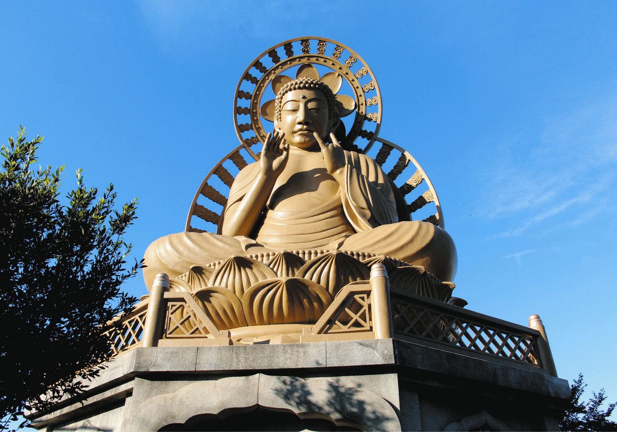 住宅街に佇む、謎の「コンクリ大仏」 西尾・刈宿町へ、金色の笑みを