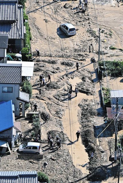 土砂が流れ込んだ市街地＝２４日午後２時４１分、磐田市平松で、本社ヘリ「おおづる」から<br />