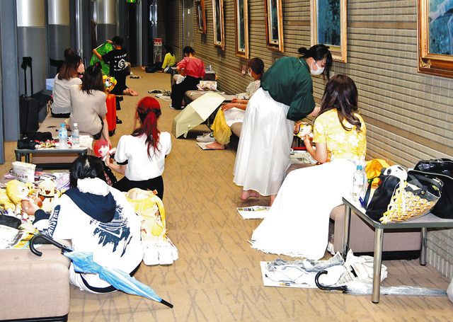 帰宅困難者向けに開放された美感ホール＝２４日午前１時２７分、掛川市亀の甲で<br />