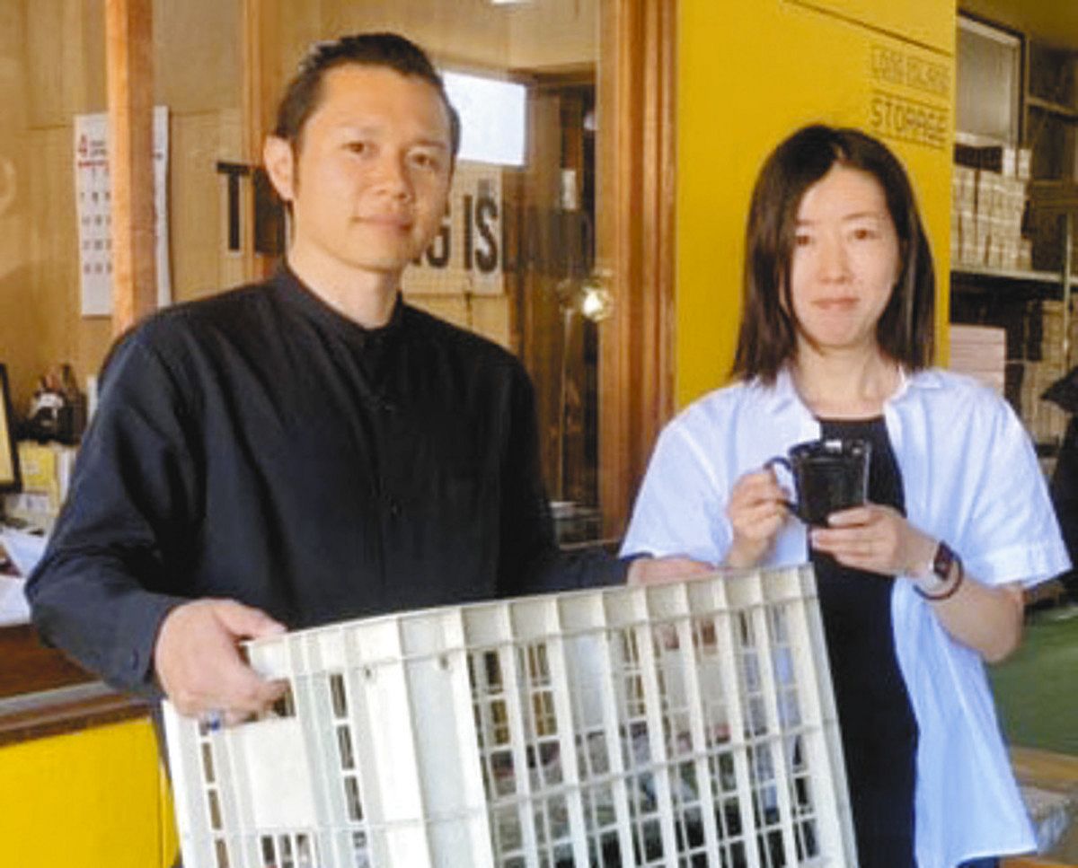 マグカップを制作したアサ佳さん（左）と木谷恵美さん夫婦＝岐阜県土岐市内で（本人提供）