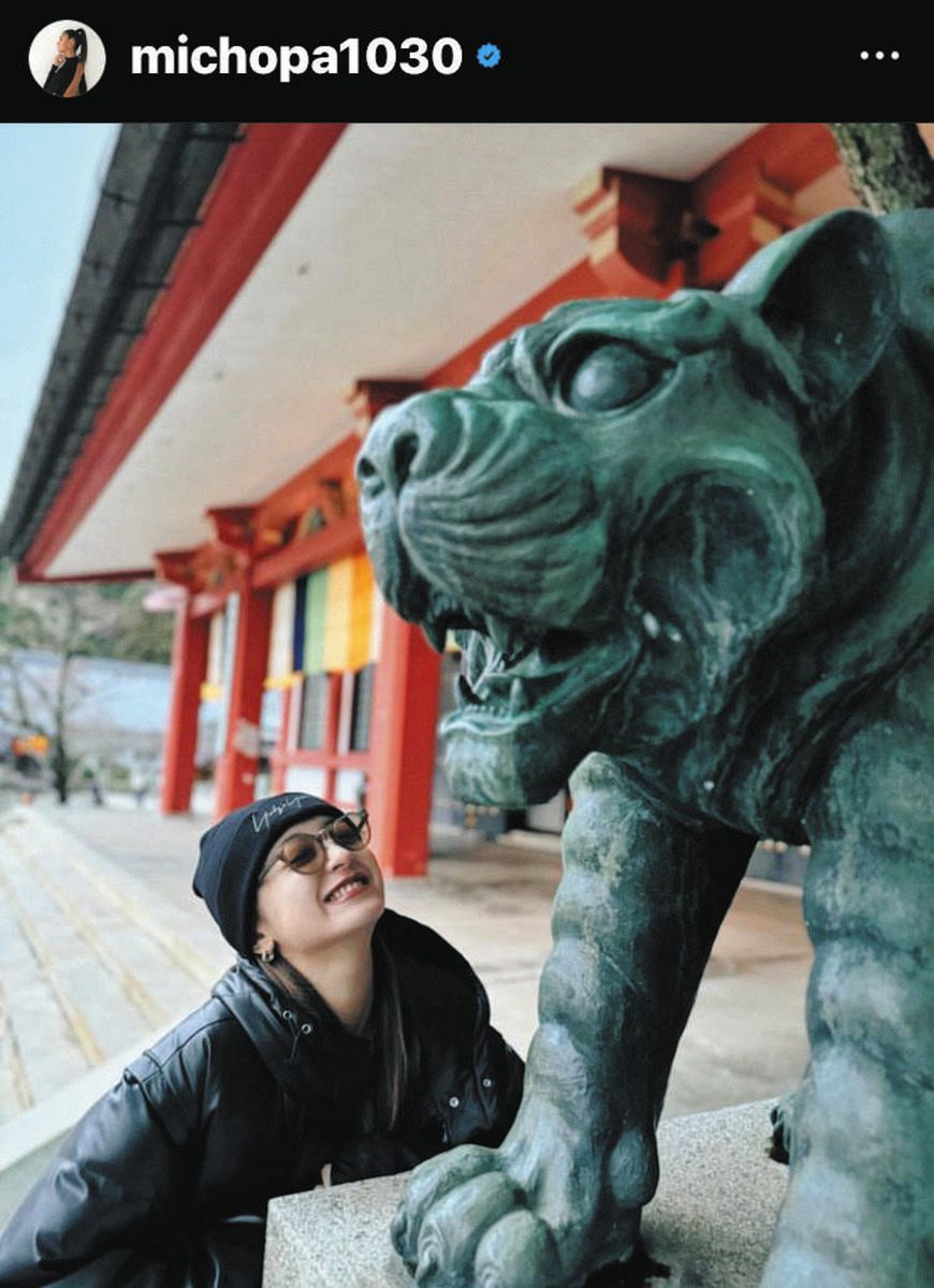 ◇みちょぱ、鞍馬寺の「あうんの虎」に笑顔を見せる【写真】：中日