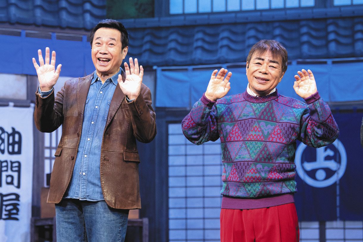 笑顔で手を振る三宅裕司（左）と小倉久寛