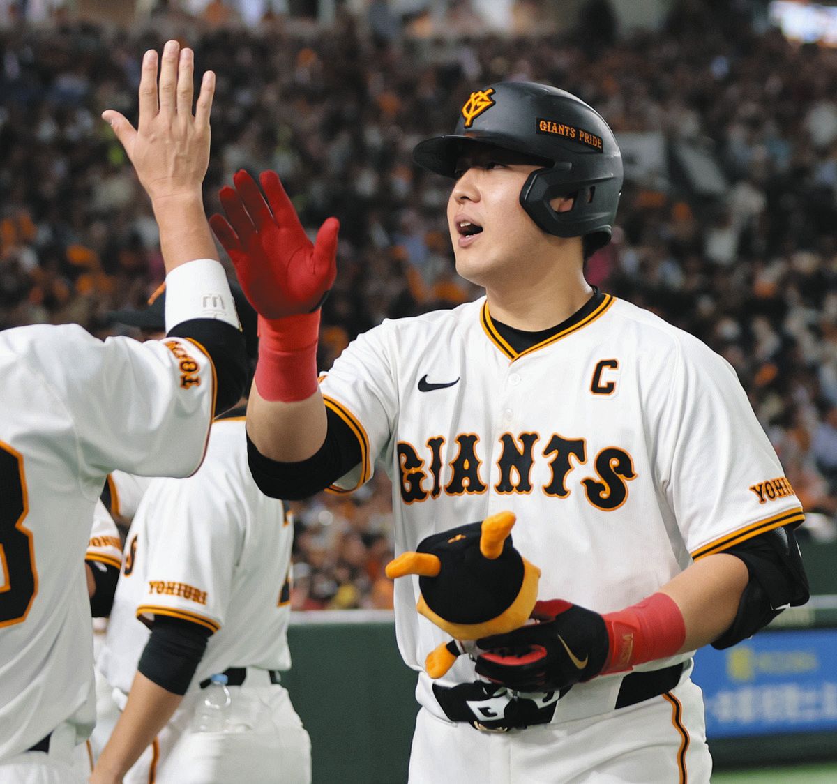 巨人岡本和真のゴールド色シャツ　新品未使用 巨人・岡本和真、「ホームランは僕の長所でもあるんで」 逆転2ランで