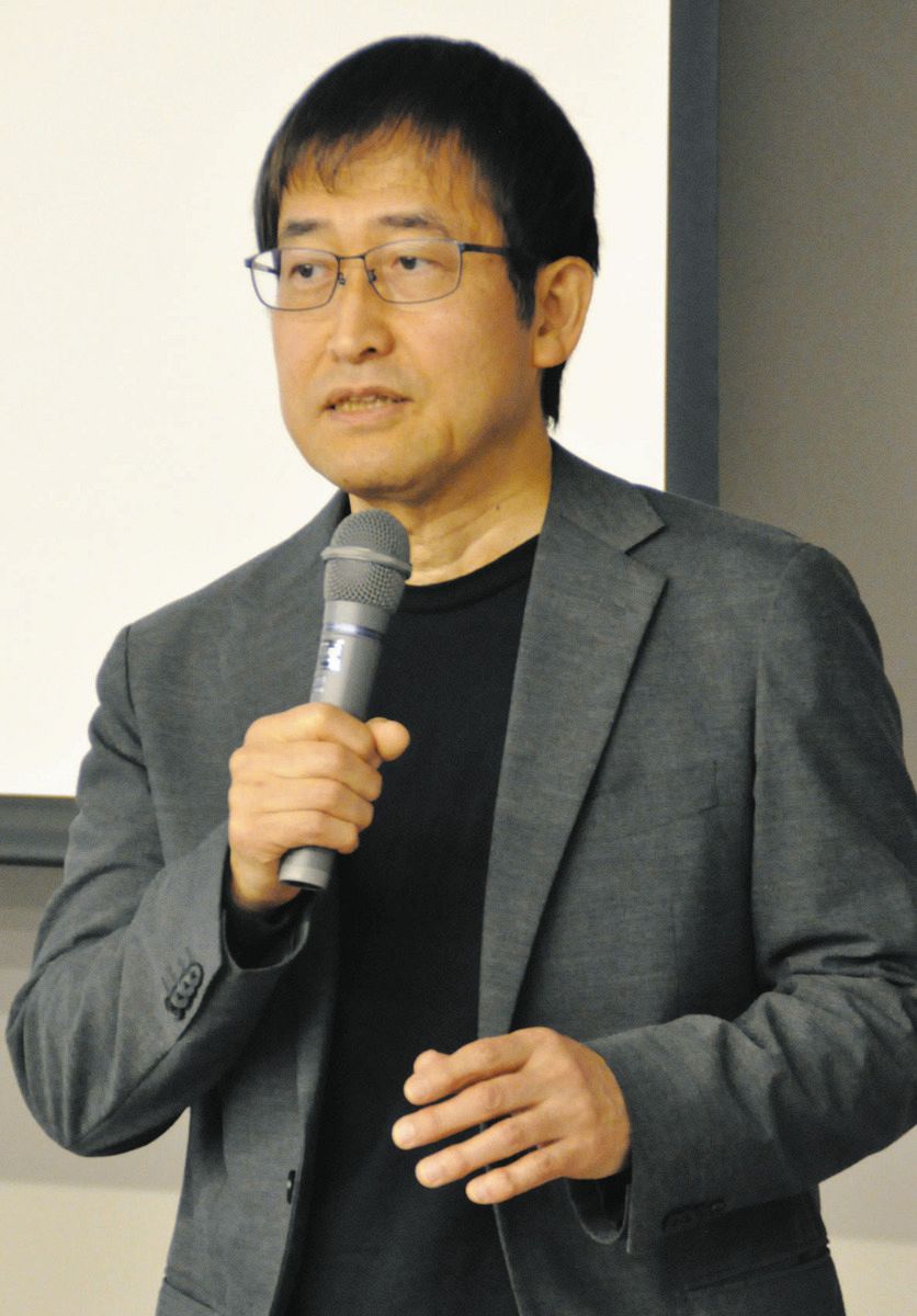 故郷の中津川への思い入れを語る伊藤さん＝中津川市のひと・まちテラスで