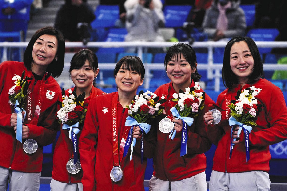 北京五輪カーリング女子で銀メダルを獲得した日本チーム、中央が鈴木夕湖（ＡＰ）