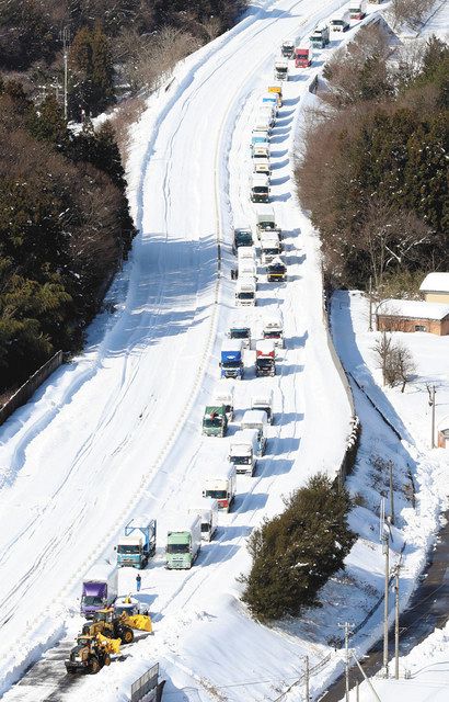 北陸道立ち往生解消へ 残り56台、懸命の除雪：日刊県民福井Web