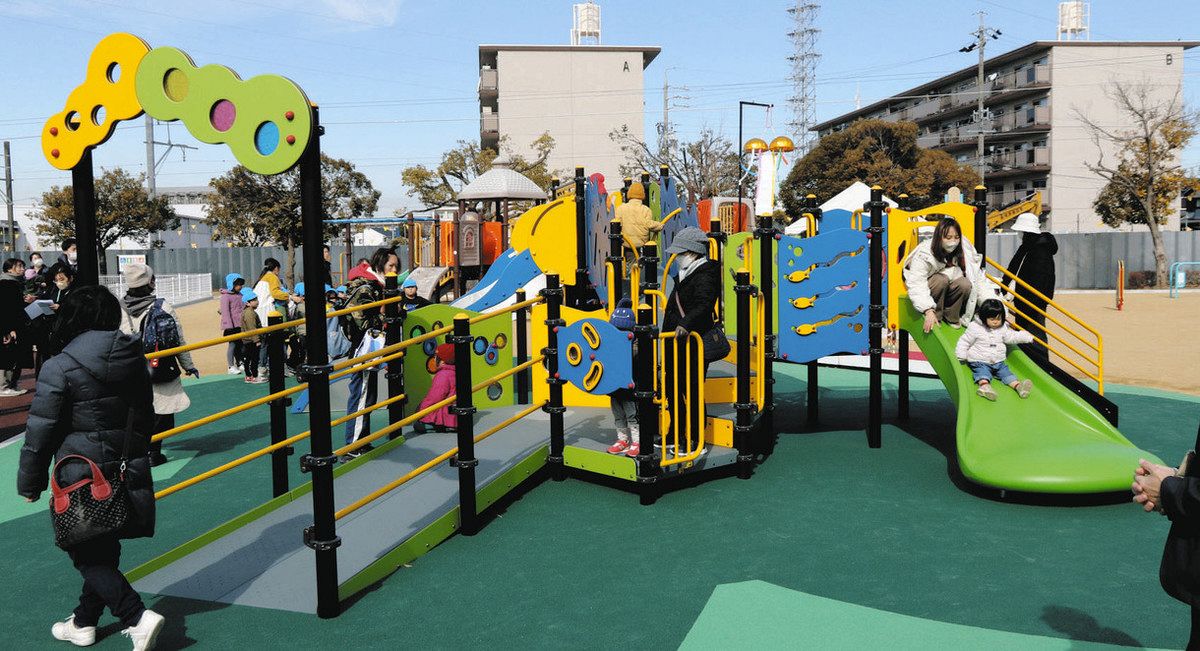 幅の広いスロープ（左）があり、車いす利用者にも配慮されたインクルーシブ遊具＝知立市南新地の知立新地ドリームパークで