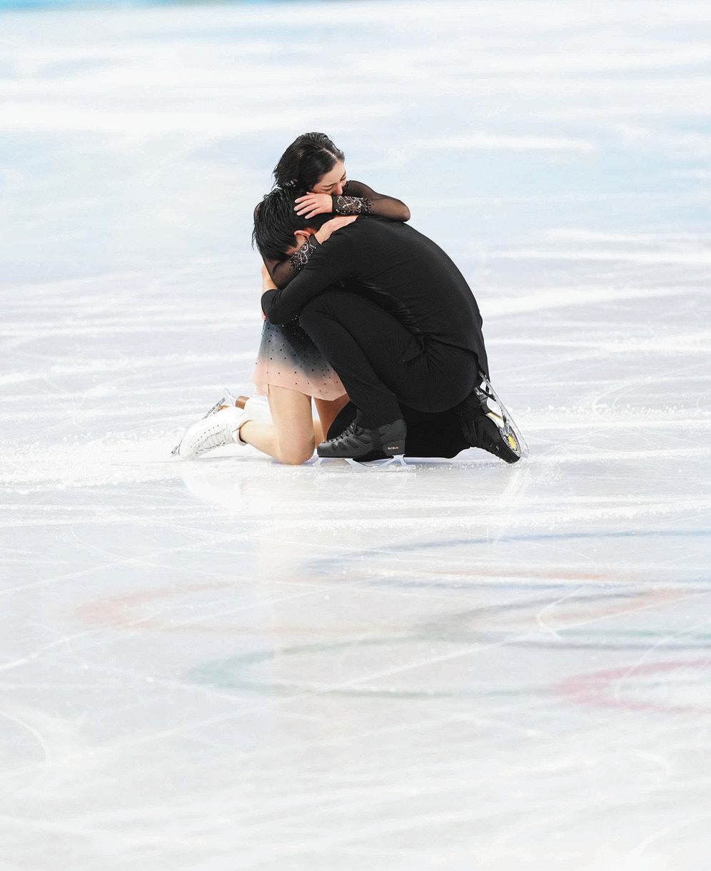 写真 渾身の演技に感極まる 演技を終えリンクで抱き合う りくりゅう キスクラではガッツポーズ 中日スポーツ 東京中日スポーツ