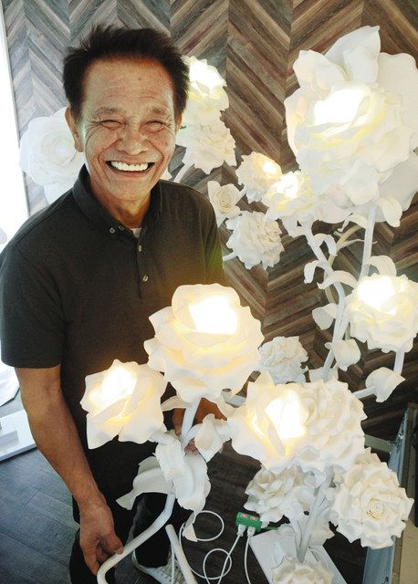 光る白バラの照明を開発 鈴鹿、元自動車整備業の窪田さん：中日新聞Web