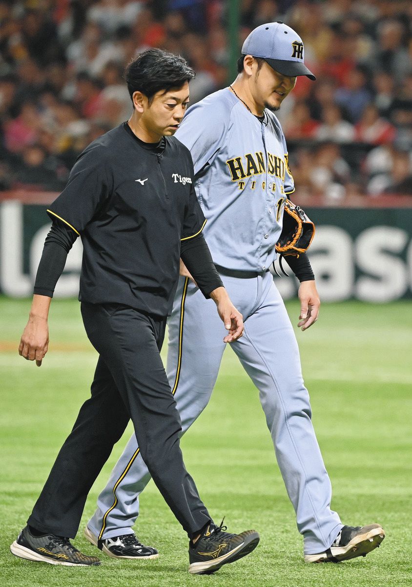苦悶の表情…阪神2番手・岩貞祐太、左肩に打球直撃で緊急降板 ルーキー