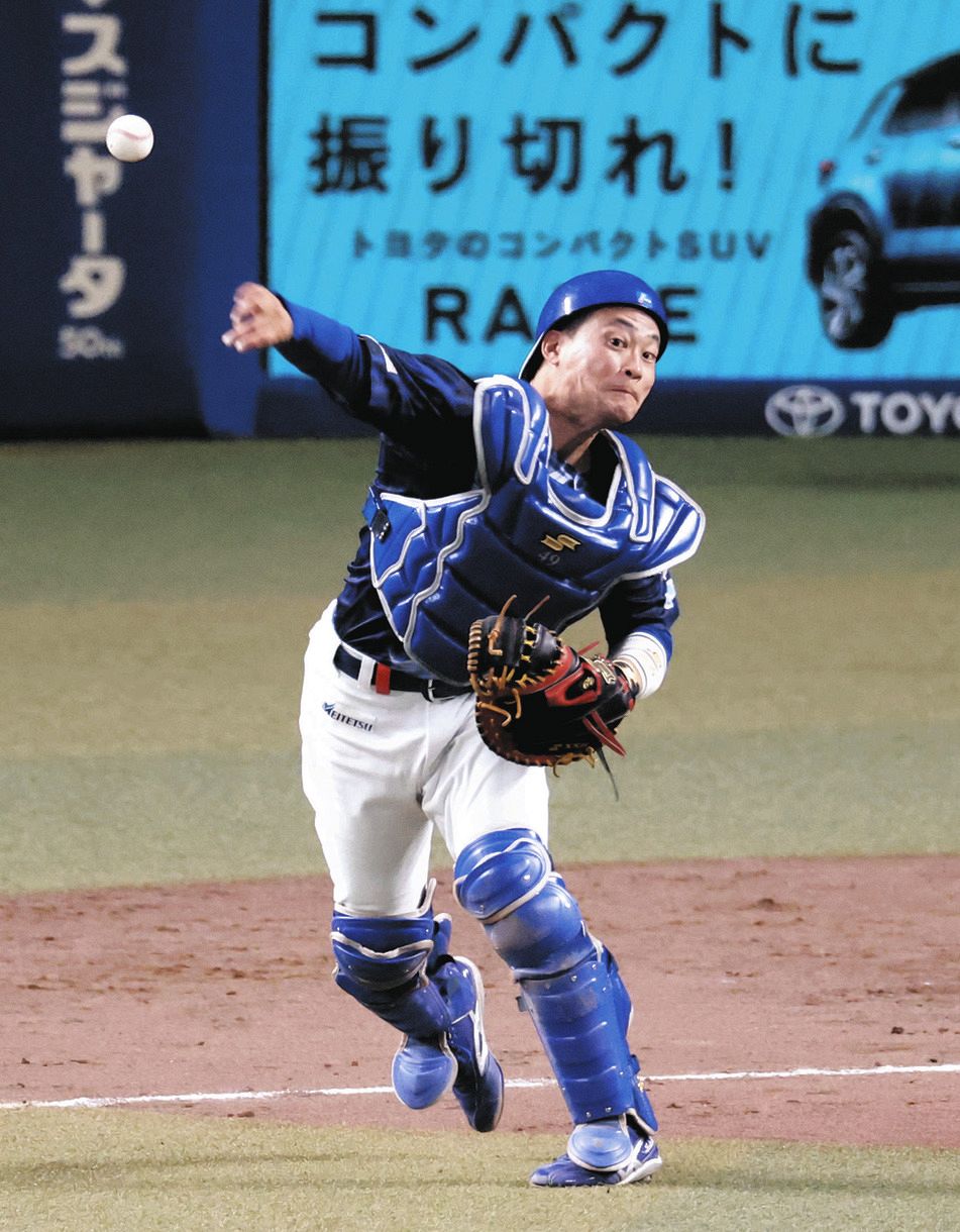 ７回表無死一塁、渡辺佳のバントを二塁へ送球する捕手加藤（今川香穂撮影）