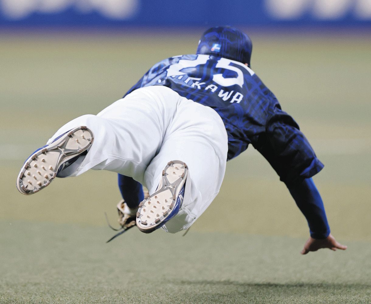 中日―楽天　８回表１死二塁、平良の三ゴロを好捕する石川昂＝バンテリンドームナゴヤで（今泉慶太撮影）
