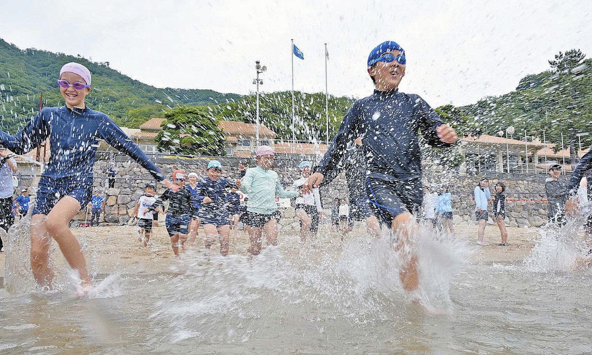 爽快水しぶき上げ八幡中生ら歓声 海開きした福井・自然の家で体験学習