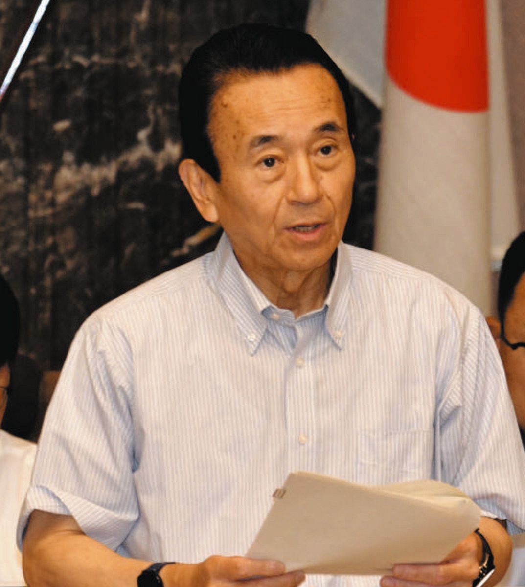 県議会で代表質問に答える鈴木康友知事＝23日、県庁で