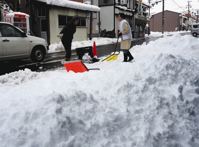 雪かき大忙し、スキー場は恵みの雪 奥美濃で大雪：中日新聞Web