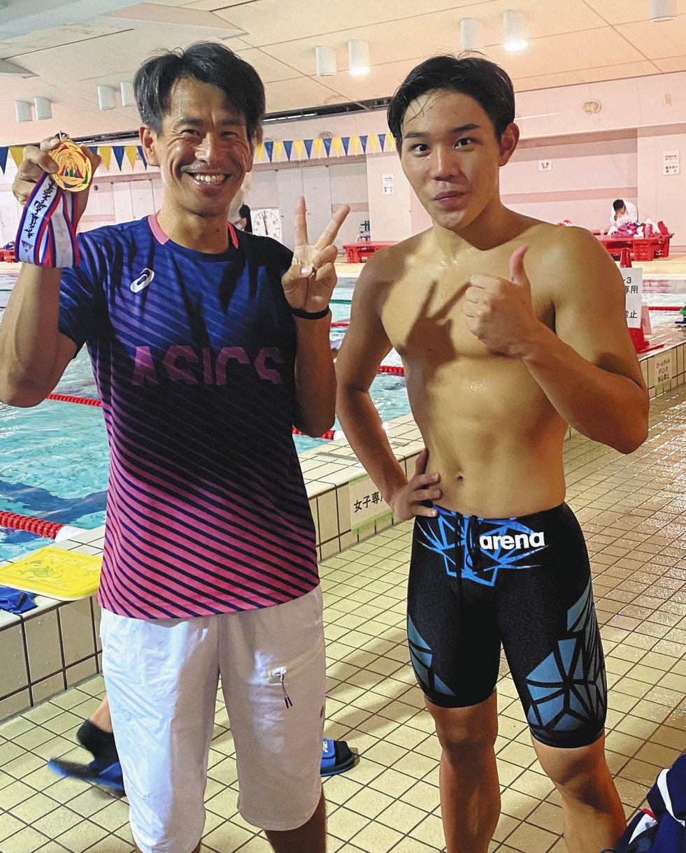 昨夏の全国高校総体の競泳男子100メートル平泳ぎで優勝した愛知高の松田藍青（右）と芳賀達也監督（愛知高提供）