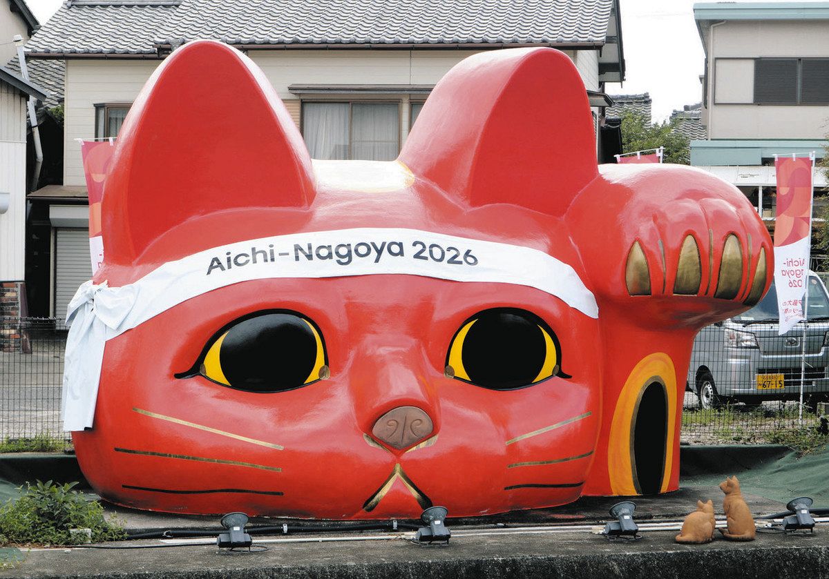 真っ赤になって盛り上げるにゃん 巨大招き猫「とこにゃん」がアジア