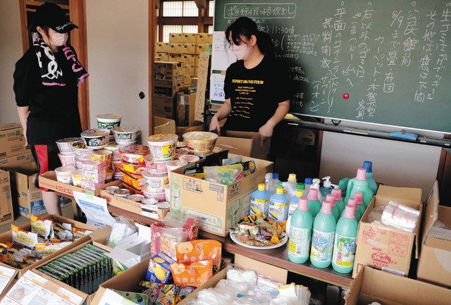支援物資が数多く届けられている中海町公民館＝小松市中海町で 