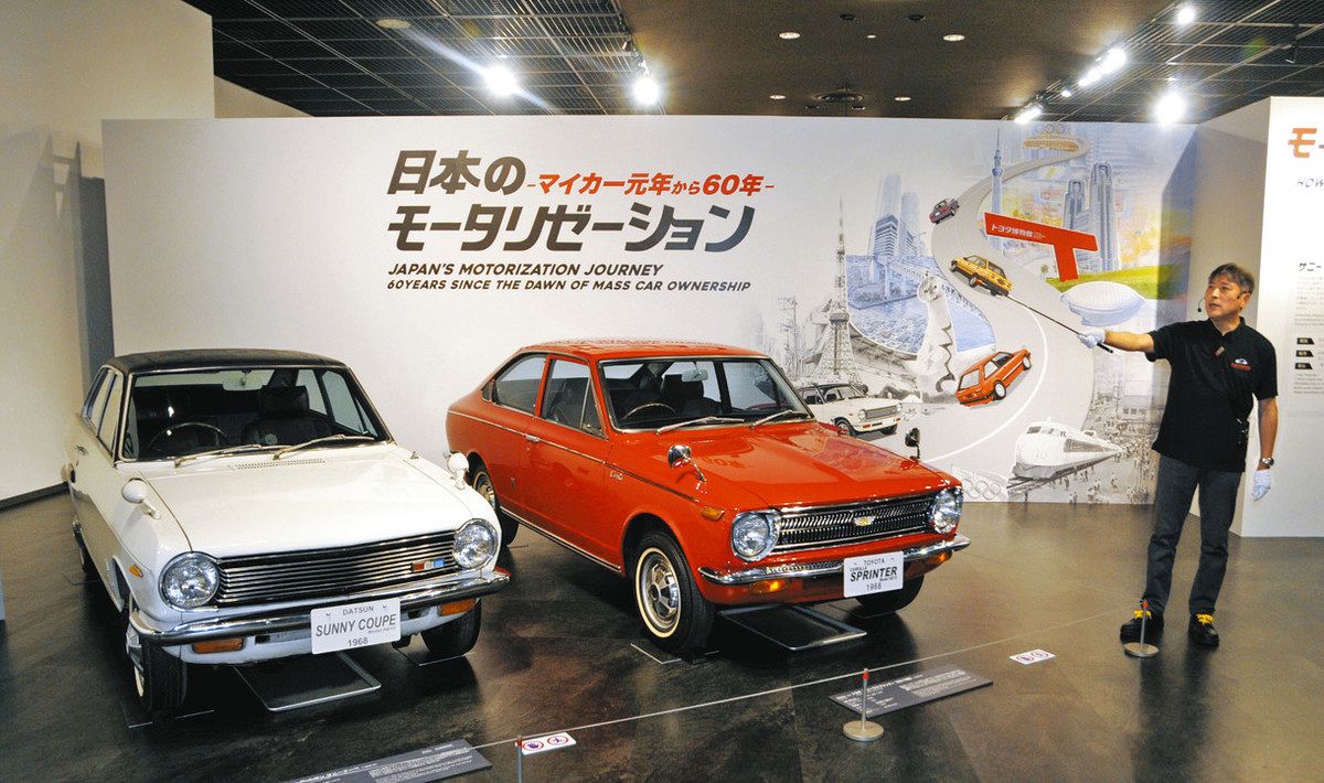 1968年式のダットサンサニークーペ（左）、トヨタカローラスプリンターを紹介する軽部さん＝長久手市のトヨタ博物館で