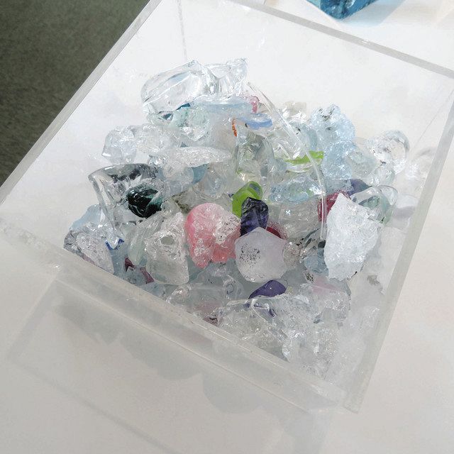再生ガラス この上ない「青」 西田美術館にガラス工房作品 ：北陸中日