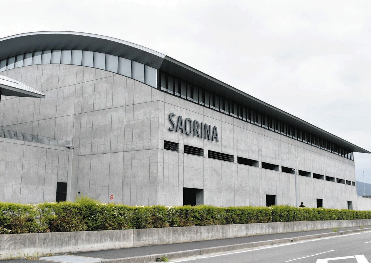 ネーミングライツを販売するサオリーナ。壁面の「SAORINA」のロゴも、企業が希望すれば取り外すことができる＝津市北河路町で
