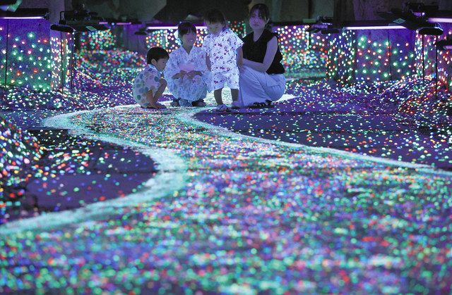 七色にきらめく「地上の天の川」 ＜通風筒＞：中日新聞Web