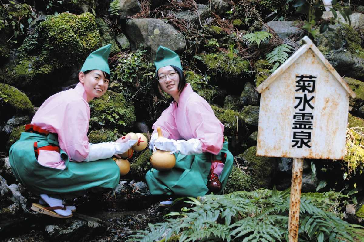 きこり衣装の2人が「若水取り」儀式 養老公園の春を祝う：中日新聞Web
