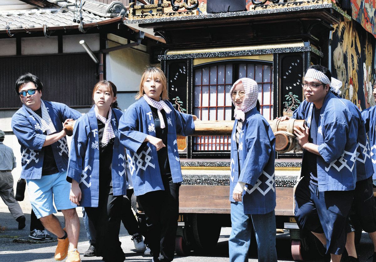 山車を引く鬼頭さん（左から2人目）、坂井さん（同3人目）、川柳さん（同4人目）＝羽島市竹鼻町で
