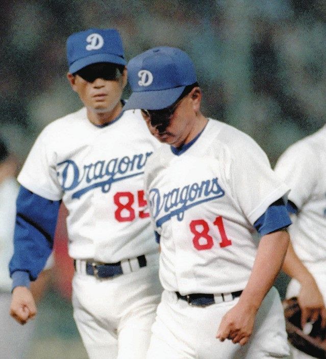 マウンドでの指示を終え、ベンチに戻る中日・高木監督