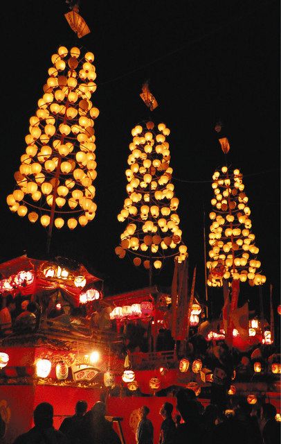 境内でちょうちんのさおが立てられた豪華な３台の山車＝鈴鹿市長太旭町の飯野神社で