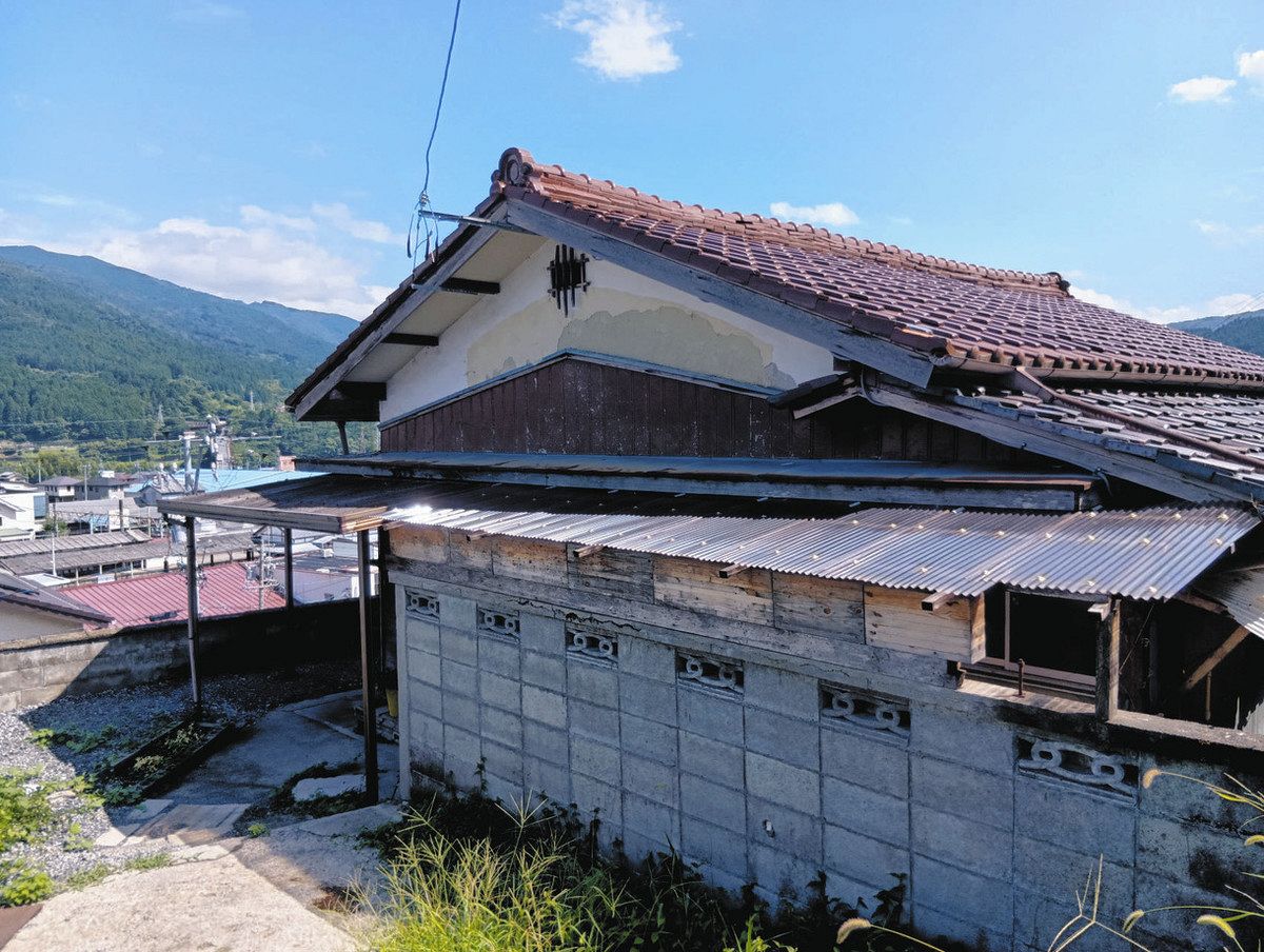 山々を望む高台にある鹿の憩＝中津川市坂下で
