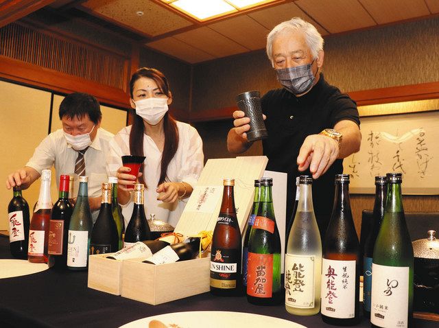 地酒と酒器の組み合わせなどを話し合う多田邦彦理事長（右）ら＝七尾市・和倉温泉の多田屋で