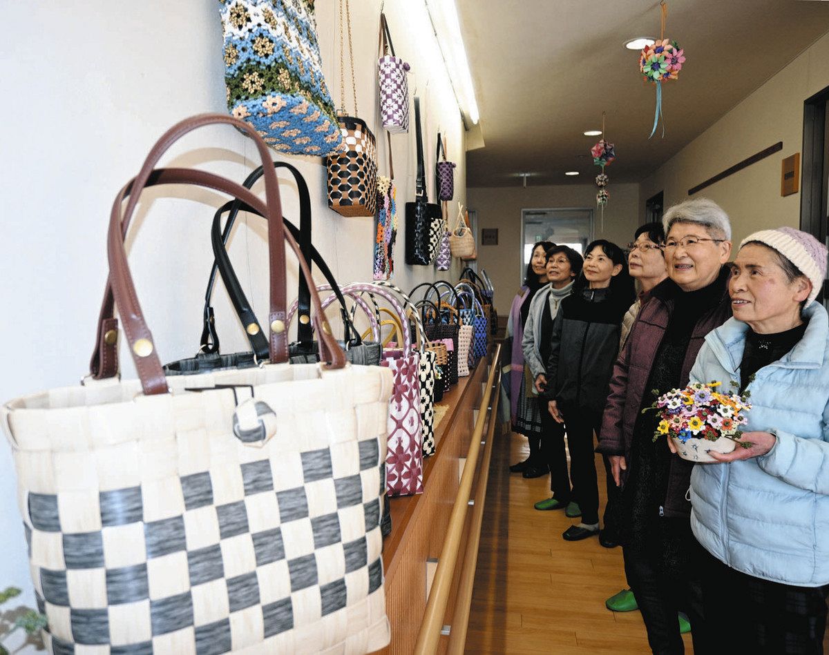 クラフトバンド自在に 湖西・鷲津でかごやバッグなど作品展：中日新聞