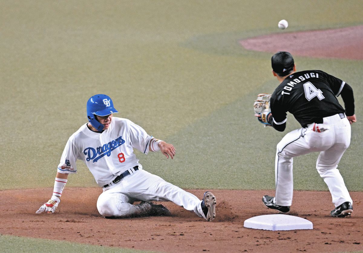 ４回裏２死一塁、大島がこの試合２つ目の二盗を決める