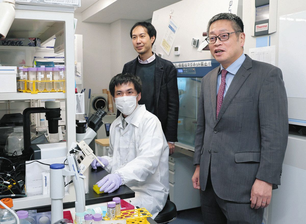実験室で取材に応じる長船健二さん（右）と森中紹文さん（後方）ら＝京都市左京区のリジェネフロで