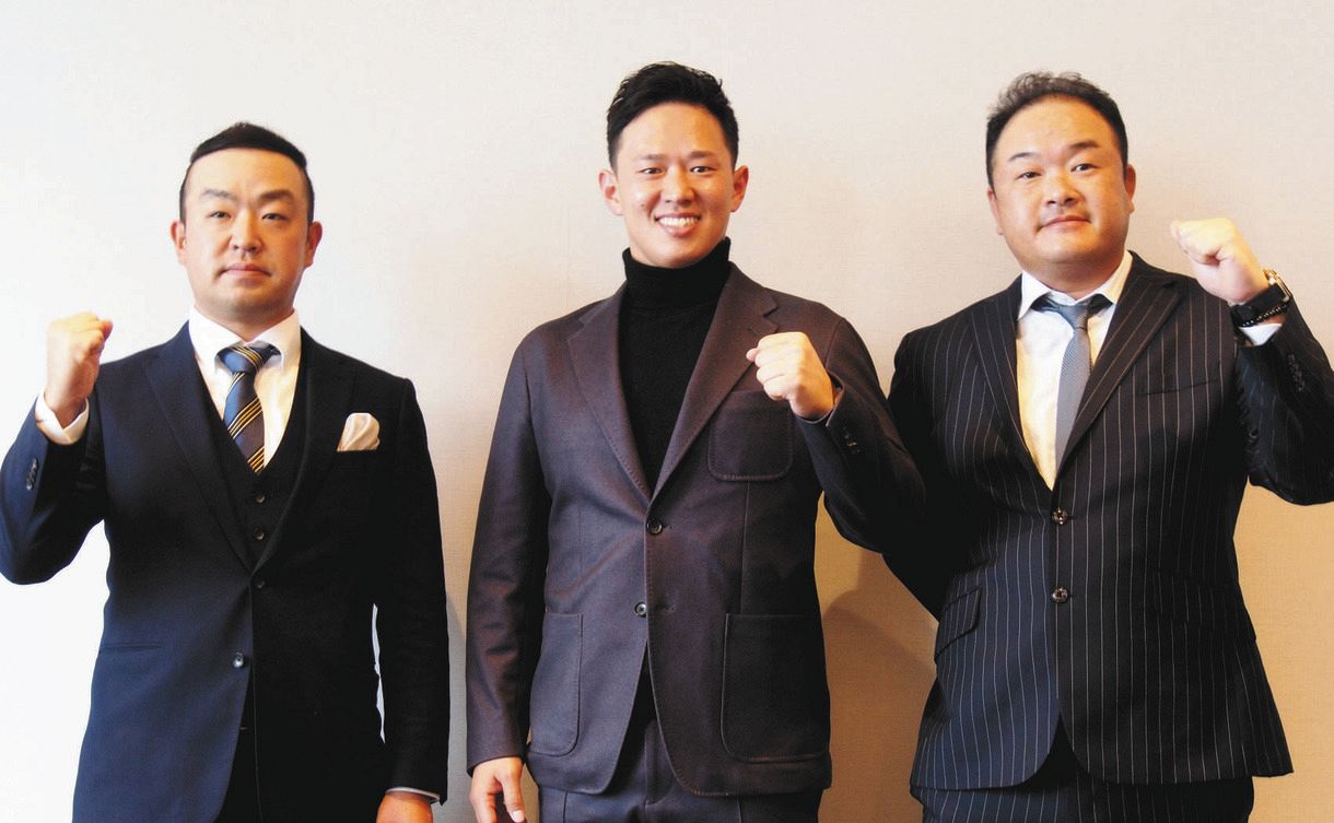 新たな体制になった選手会の（左から）時松隆光前会長、中西直人副会長、小田孔明副会長