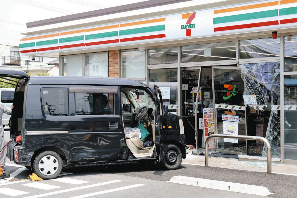 86歳運転の車がコンビニに突っ込む バックしようとして前進、岐阜県