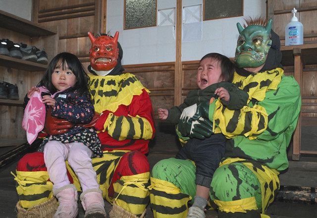 豆まきあとは仲良くポーズ 飯田・白山社で「節分祭」：中日新聞Web