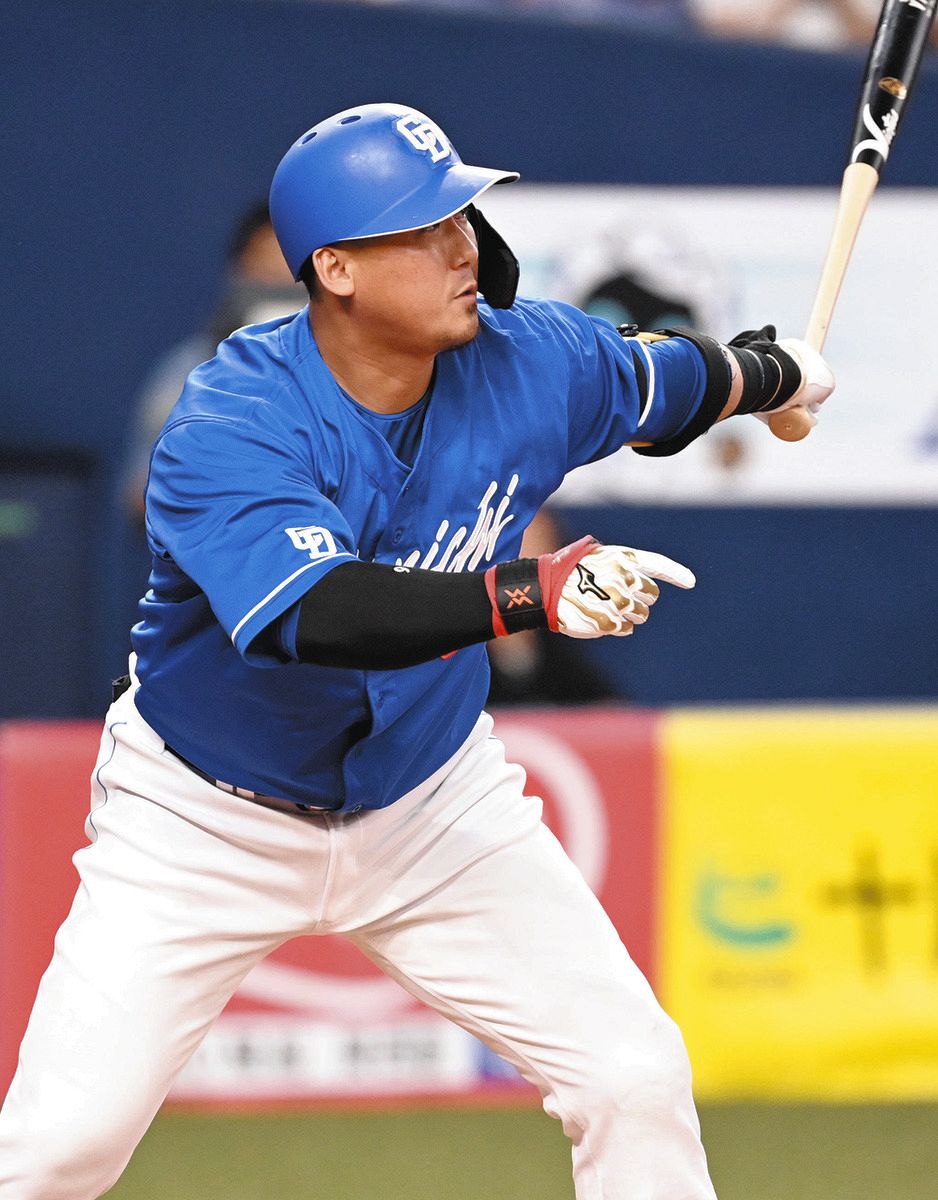 中日・中田翔、8回の好機で代打も二飛 二走・岡林も戻れず併殺に