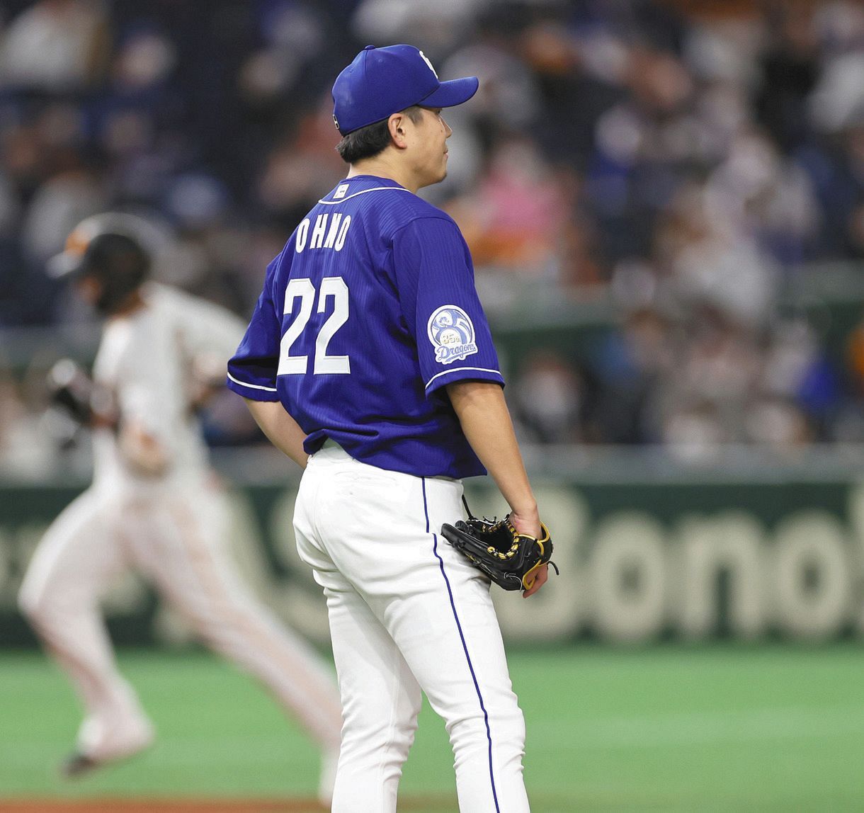 ７回、広岡（右）に勝ち越しソロを浴びた大野雄