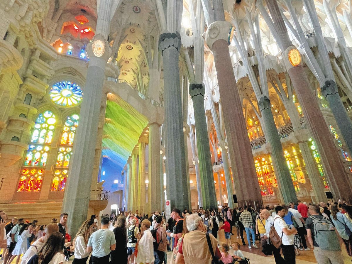 ガウディの原点は自然美にある ダイナミックな建築思想、それは狂気か