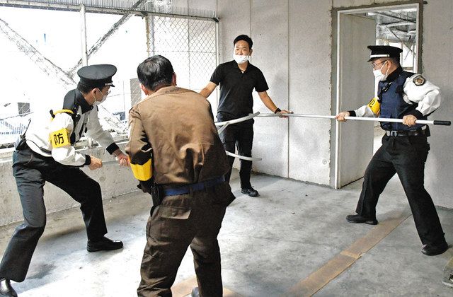 不審者侵入を想定して訓練 近江八幡のイオンで警備員ら：中日新聞Web
