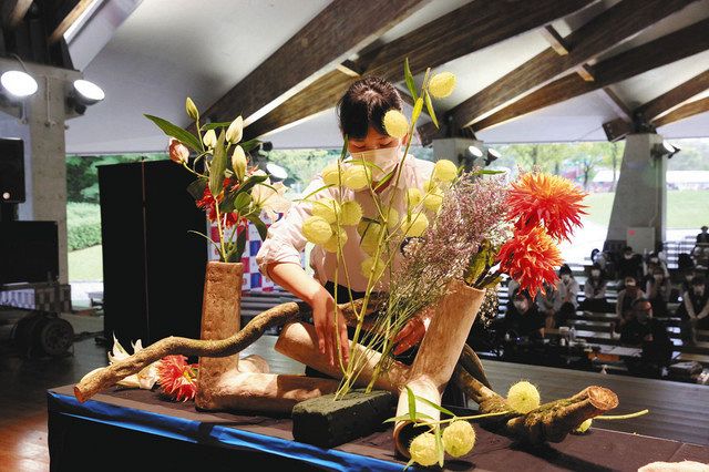 ５分の芸術 県岐阜商優勝 可児で高校生花いけバトル岐阜大会 中日新聞web