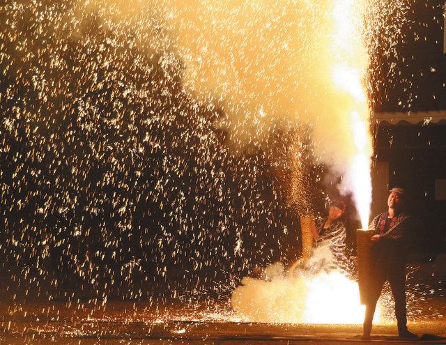 手筒花火 和太鼓と競演 豊橋で 炎の祭典 中日新聞web