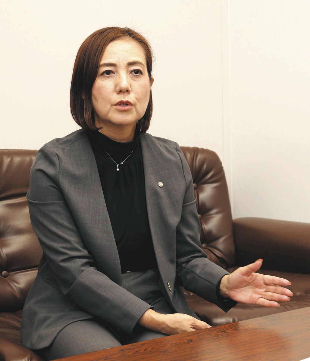 小松－羽田便の減便などについて話す亀田朝代支店長＝金沢市の日航北陸支店で