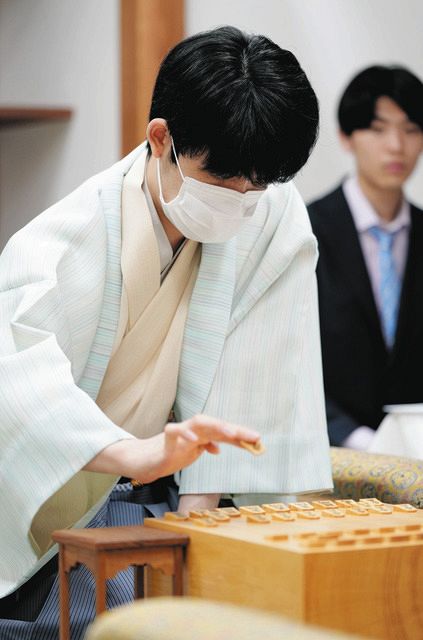 藤井聡太棋聖が4連覇へ“王手” 佐々木七段を破り2勝1敗「受け止められ