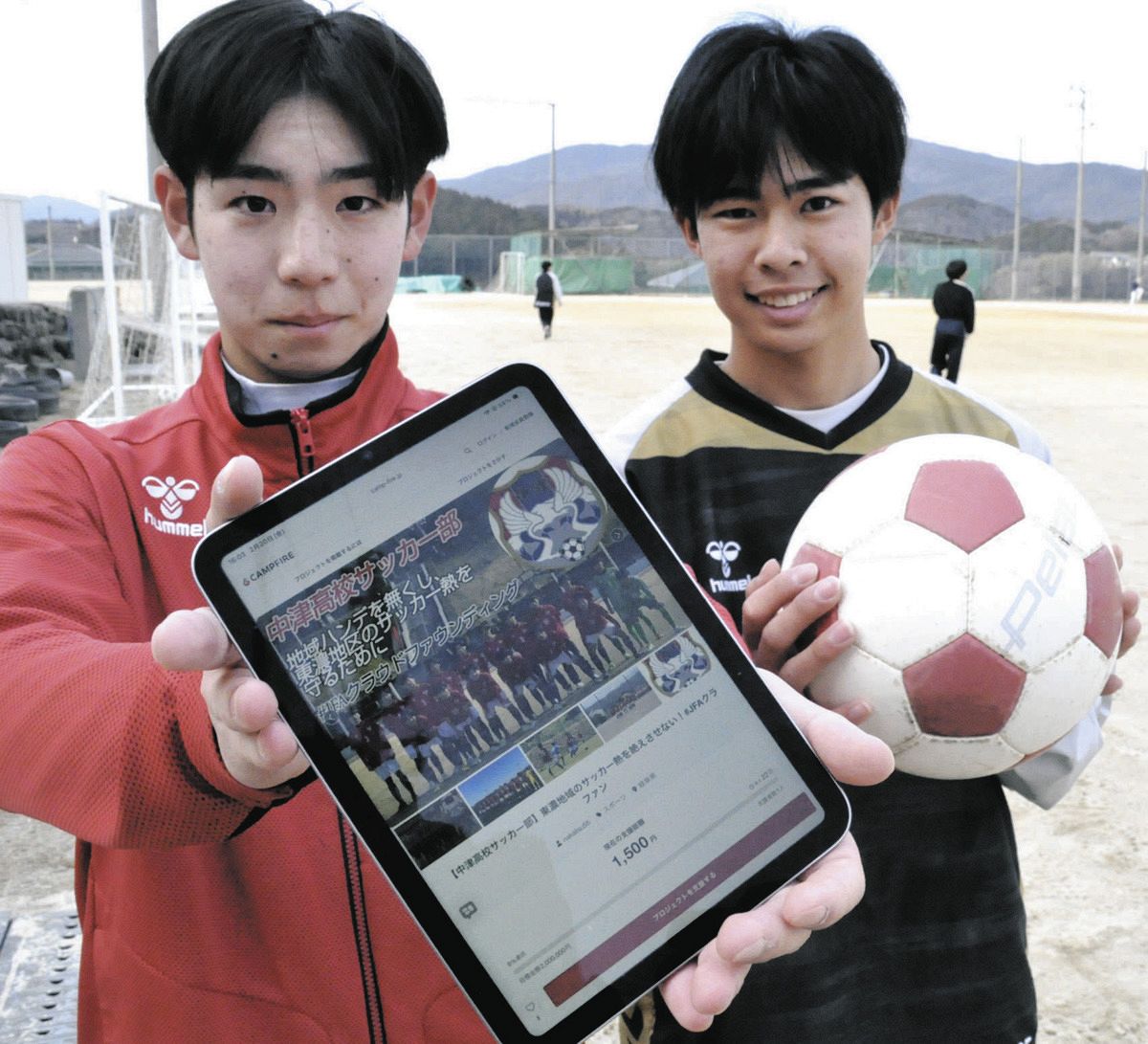 CFへの協力を呼びかける部員たち＝中津川市の中津高で