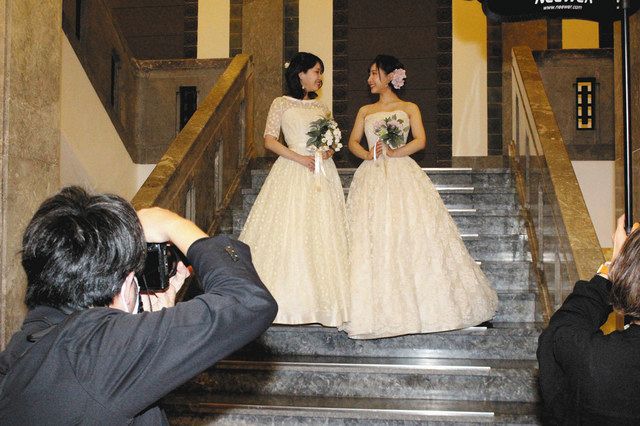 結婚式を体験するこぴさん（右）とたやさん＝金沢市広坂のしいのき迎賓館で 